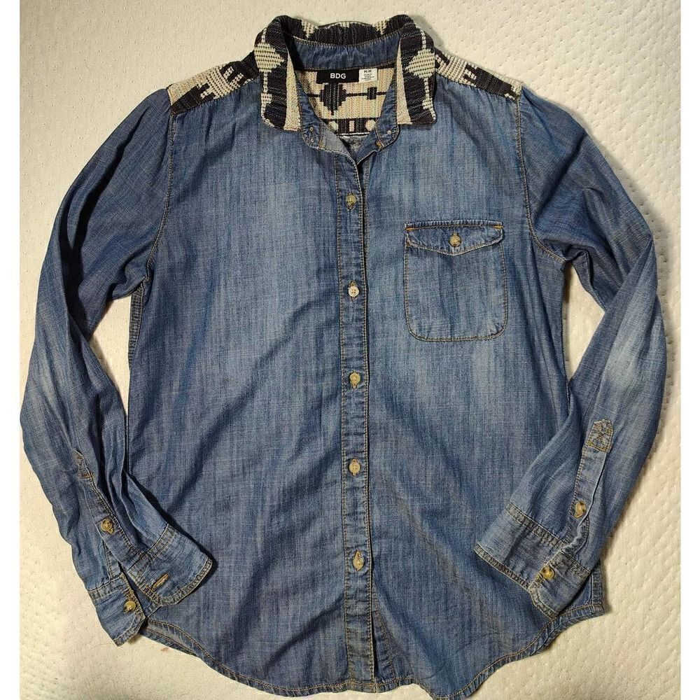 BDG URBAN OUTFITTERS M WESTERN TRIBAL YOKE DENIM  CHAMBRAY BUTTON FRONT